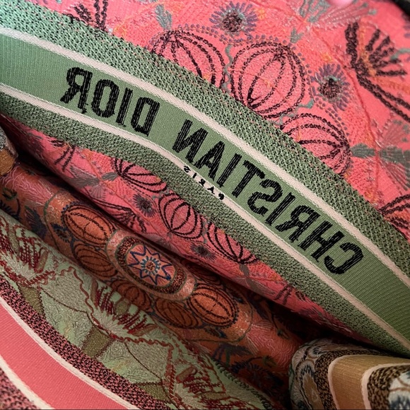 CHRISTIAN DIOR LARGE BOOK TOTE MULTICOLOR CANVAS EMBROIDED IN LIGHTS - Picture 8 of 14